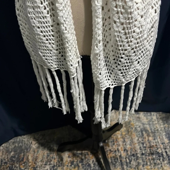 LUCKY & Coco crochet Cover Up with tassels - Picture 3 of 6